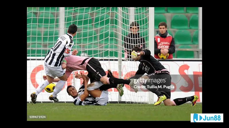 Hình ảnh hành động trong trận đấu Udinese vs Palermo Hình ảnh hành động trong trận đấu Udinese vs Palermo