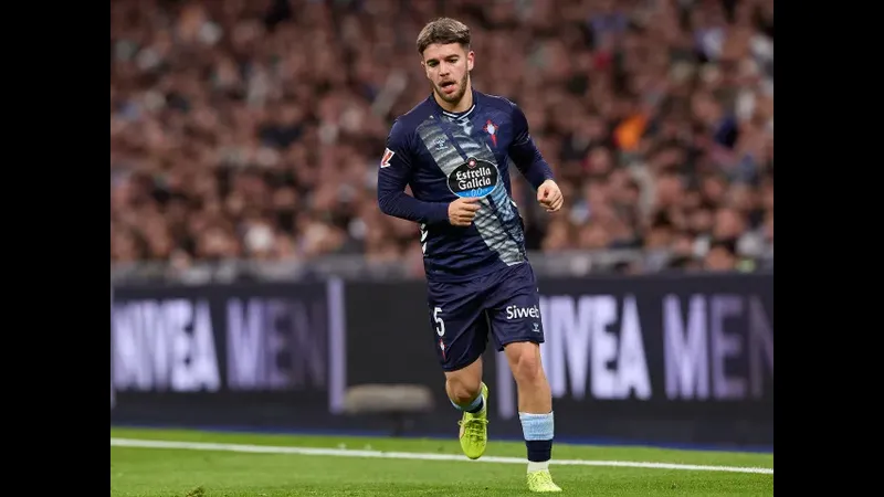 Cầu thủ Albacete vượt qua hậu vệ Celta Vigo với kỹ thuật điều khiển bóng tinh tế Cầu thủ Albacete vượt qua hậu vệ Celta Vigo với kỹ thuật điều khiển bóng tinh tế