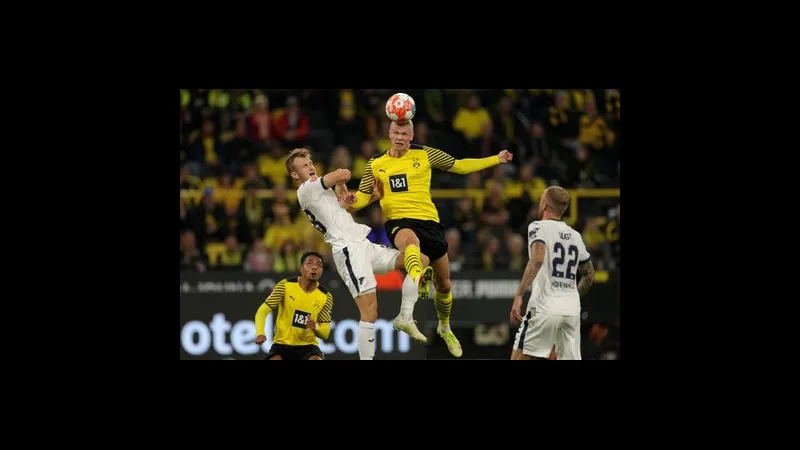 Cầu thủ Dortmund tạo khoảng trống trước hậu vệ Hoffenheim để nhận đường chuyền từ đồng đội Cầu thủ Dortmund tạo khoảng trống trước hậu vệ Hoffenheim để nhận đường chuyền từ đồng đội