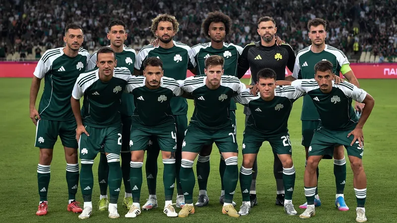 Cầu thủ của Kavala cố gắng ngăn chặn cầu thủ của Panathinaikos tiến lên