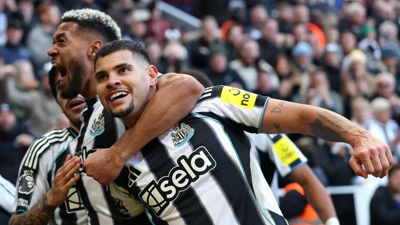 Cầu thủ Newcastle vượt qua hậu vệ Fulham trong trận đấu giữa hai đội Cầu thủ Newcastle vượt qua hậu vệ Fulham trong trận đấu giữa hai đội