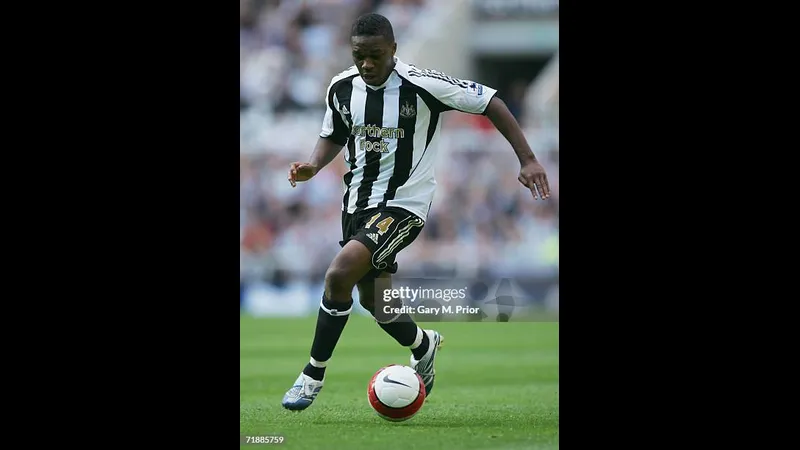 Cầu thủ Newcastle vượt qua hậu vệ Fulham trên sân cỏ Cầu thủ Newcastle vượt qua hậu vệ Fulham trên sân cỏ