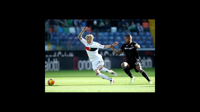 Cầu thủ của Udinese đang tung cú sút mạnh trong trận đấu với Genoa Cầu thủ của Udinese đang tung cú sút mạnh trong trận đấu với Genoa