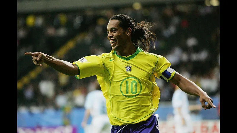 Cầu thủ Brazil chạy nhanh trên sân với quả bóng. Cầu thủ Brazil chạy nhanh trên sân với quả bóng.