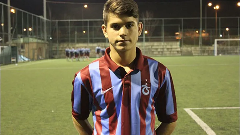 Cầu thủ U19 Thổ Nhĩ Kỳ đang phòng ngự chặt chẽ trước U19 Kosovo. Cầu thủ U19 Thổ Nhĩ Kỳ đang phòng ngự chặt chẽ trước U19 Kosovo.