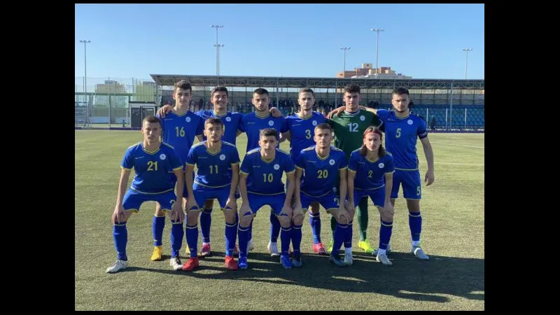 Cầu thủ U19 Kosovo đang tung cú sút mạnh vào khung thành U19 Thổ Nhĩ Kỳ Cầu thủ U19 Kosovo đang tung cú sút mạnh vào khung thành U19 Thổ Nhĩ Kỳ