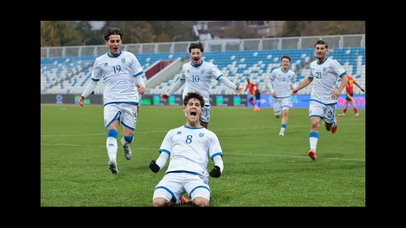 Cầu thủ U19 Kosovo đang tung cú sút mạnh mẽ vào khung thành U19 Thổ Nhĩ Kỳ Cầu thủ U19 Kosovo đang tung cú sút mạnh mẽ vào khung thành U19 Thổ Nhĩ Kỳ