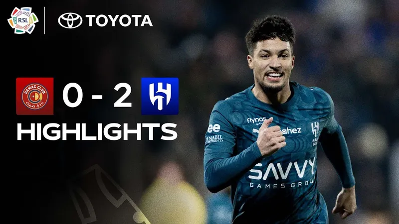 Cầu thủ Al Hilal đang tấn công mạnh mẽ trước phòng ngự của Damac Cầu thủ Al Hilal đang tấn công mạnh mẽ trước phòng ngự của Damac