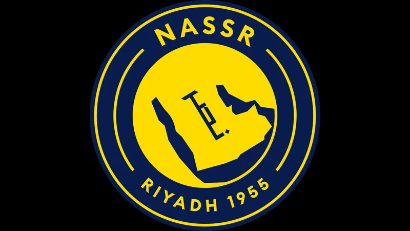 Cầu thủ Al Nassr đang tung cú sút mạnh mẽ trước Al Ettifaq Cầu thủ Al Nassr đang tung cú sút mạnh mẽ trước Al Ettifaq