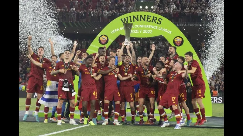 Cầu thủ AS Roma và Atalanta đang đối đầu trên sân cỏ Cầu thủ AS Roma và Atalanta đang đối đầu trên sân cỏ