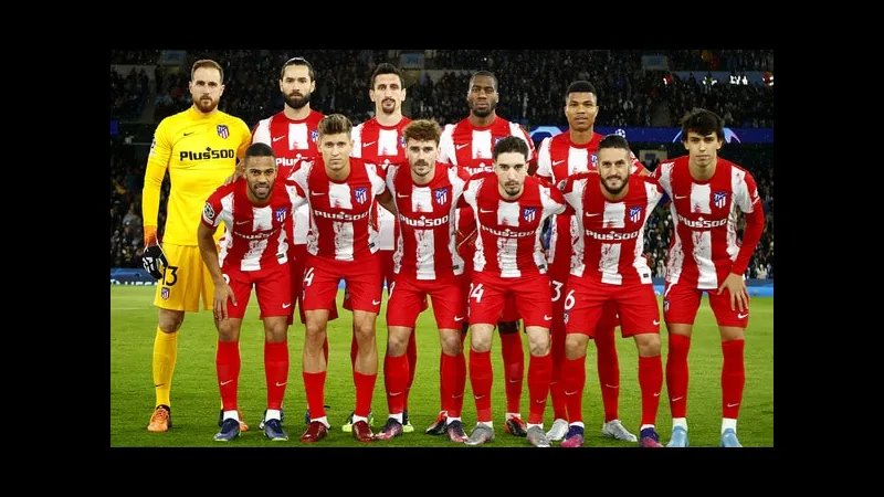 Cầu thủ Atletico Madrid và Arsenal đang tranh chấp trên sân Cầu thủ Atletico Madrid và Arsenal đang tranh chấp trên sân