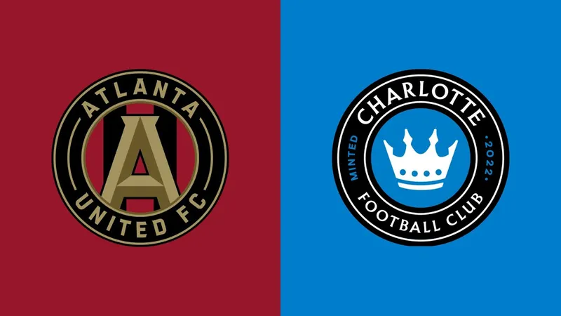 Cầu thủ Charlotte và Atlanta United đấu tranh giành quả bóng Cầu thủ Charlotte và Atlanta United đấu tranh giành quả bóng