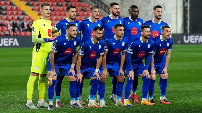 Cầu thủ Drita và Prishtina cùng tranh chấp bóng trên sân Cầu thủ Drita và Prishtina cùng tranh chấp bóng trên sân