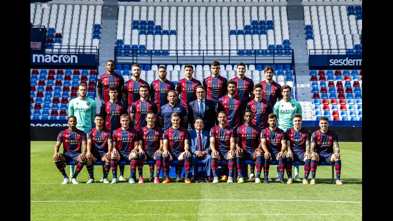 Cầu thủ Levante đang tấn công mạnh mẽ trước Espanyol Cầu thủ Levante đang tấn công mạnh mẽ trước Espanyol