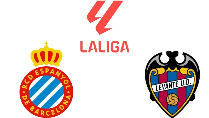 Cầu thủ Espanyol và Levante đua nhau trên sân cỏ Cầu thủ Espanyol và Levante đua nhau trên sân cỏ