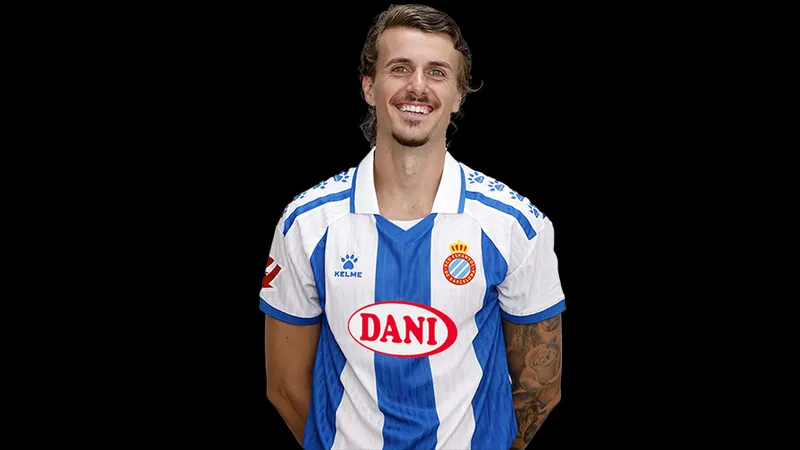 Cầu thủ Espanyol đang tranh chấp bóng với cầu thủ Levante Cầu thủ Espanyol đang tranh chấp bóng với cầu thủ Levante