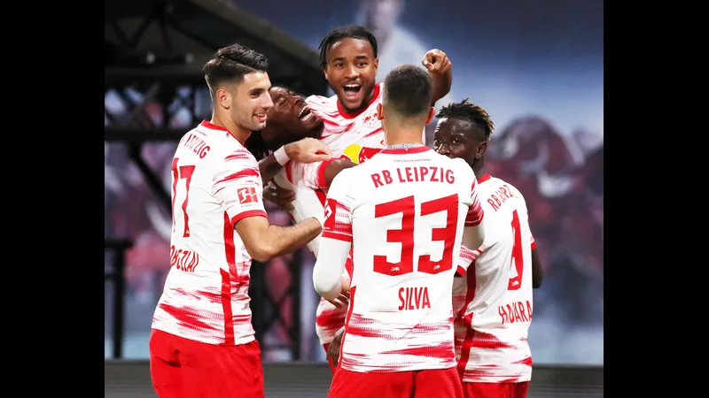 Cầu thủ RB Leipzig tung cú đá mạnh vào khung thành của Frankfurt Cầu thủ RB Leipzig tung cú đá mạnh vào khung thành của Frankfurt
