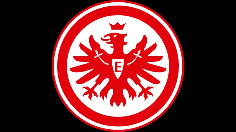 Cầu thủ Frankfurt và RB Leipzig tranh chấp bóng trên sân Cầu thủ Frankfurt và RB Leipzig tranh chấp bóng trên sân