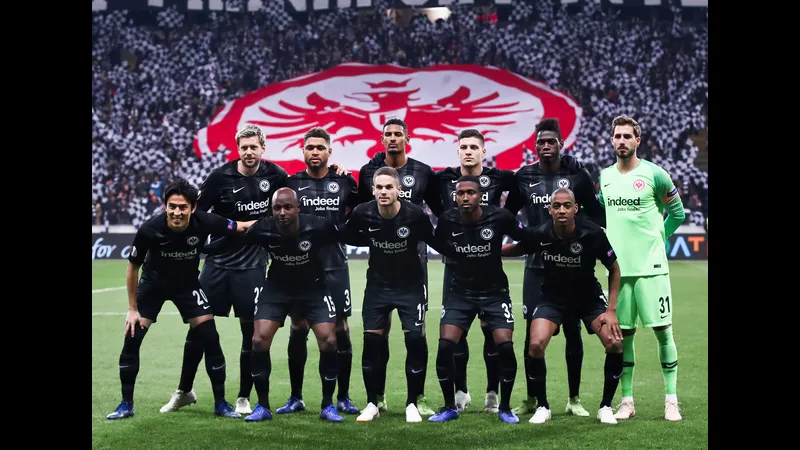 Cầu thủ RB Leipzig vượt qua cầu thủ Frankfurt để tiến vào vòng cấm Cầu thủ RB Leipzig vượt qua cầu thủ Frankfurt để tiến vào vòng cấm