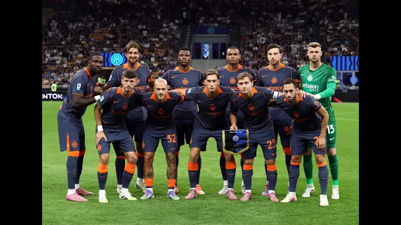 Cầu thủ Inter và Cagliari tranh chấp quả bóng trên sân cỏ Cầu thủ Inter và Cagliari tranh chấp quả bóng trên sân cỏ