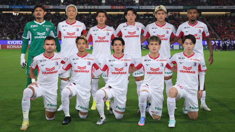 Cầu thủ Kyoto Sanga và Gamba Osaka đối mặt trên sân cỏ Cầu thủ Kyoto Sanga và Gamba Osaka đối mặt trên sân cỏ