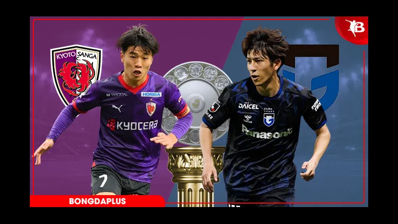 Cầu thủ Kyoto Sanga và Gamba Osaka đang tranh chấp quả bóng Cầu thủ Kyoto Sanga và Gamba Osaka đang tranh chấp quả bóng