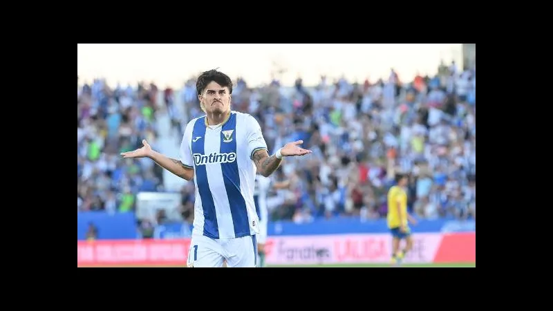 Cầu thủ Las Palmas và Leganes tranh chấp bóng trên sân cỏ Cầu thủ Las Palmas và Leganes tranh chấp bóng trên sân cỏ