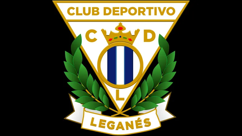 Cầu thủ Las Palmas và Leganes tranh chấp bóng trên sân Cầu thủ Las Palmas và Leganes tranh chấp bóng trên sân