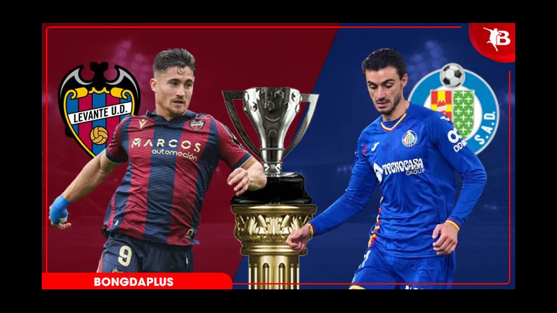 Cầu thủ Levante và Getafe tranh chấp bóng trên sân Cầu thủ Levante và Getafe tranh chấp bóng trên sân