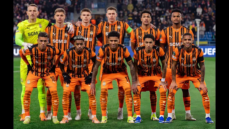 Cầu thủ của LNZ Cherkasy và Shakhtar Donetsk tranh chấp bóng trên sân Cầu thủ của LNZ Cherkasy và Shakhtar Donetsk tranh chấp bóng trên sân