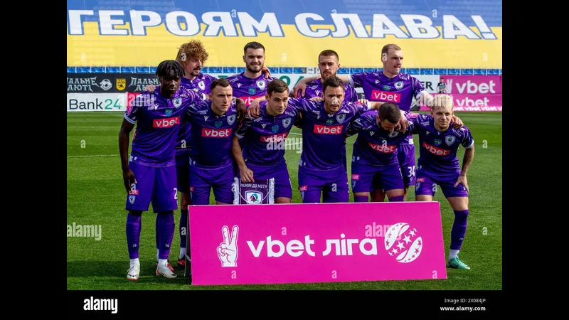 Cầu thủ LNZ Cherkasy và Shakhtar Donetsk đấu tranh gay cấn trên sân Cầu thủ LNZ Cherkasy và Shakhtar Donetsk đấu tranh gay cấn trên sân