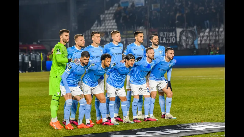 Cầu thủ Napoli và Lazio tranh chấp quả bóng trên sân Cầu thủ Napoli và Lazio tranh chấp quả bóng trên sân
