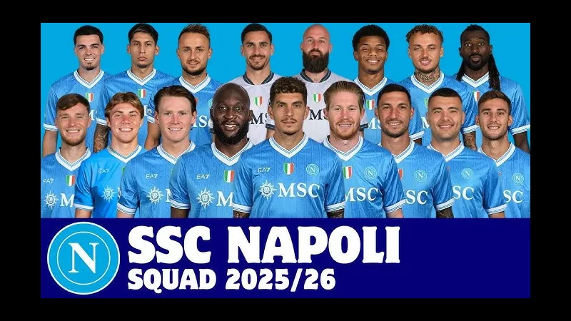 Cầu thủ Napoli chạy nhanh với bóng trước sự đeo bám của cầu thủ Lazio Cầu thủ Napoli chạy nhanh với bóng trước sự đeo bám của cầu thủ Lazio