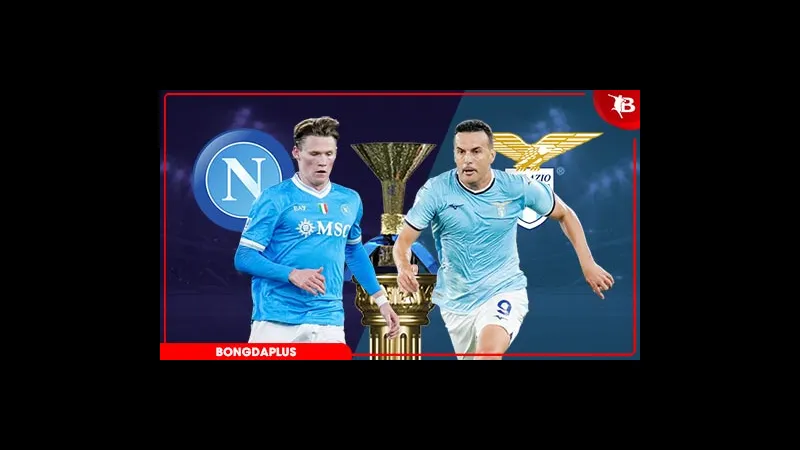 Cầu thủ Napoli và Lazio tranh chấp trên sân cỏ Cầu thủ Napoli và Lazio tranh chấp trên sân cỏ