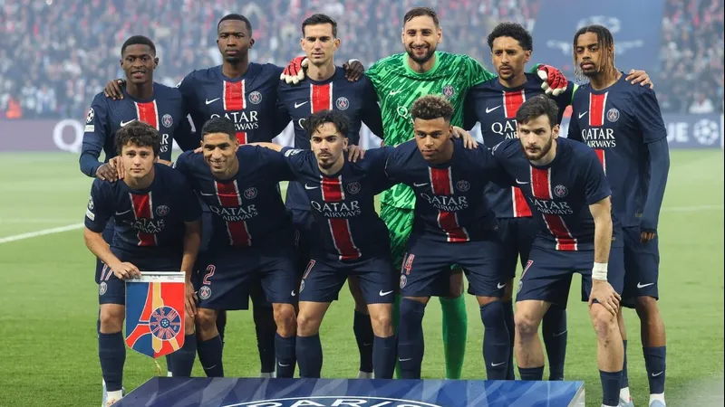 Cầu thủ PSG bật cao để tranh chấp bóng với cầu thủ của Bayern Munich Cầu thủ PSG bật cao để tranh chấp bóng với cầu thủ của Bayern Munich