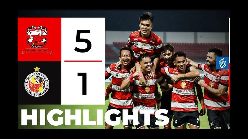 Cầu thủ của Semen Padang và Madura United cùng tranh chấp bóng Cầu thủ của Semen Padang và Madura United cùng tranh chấp bóng