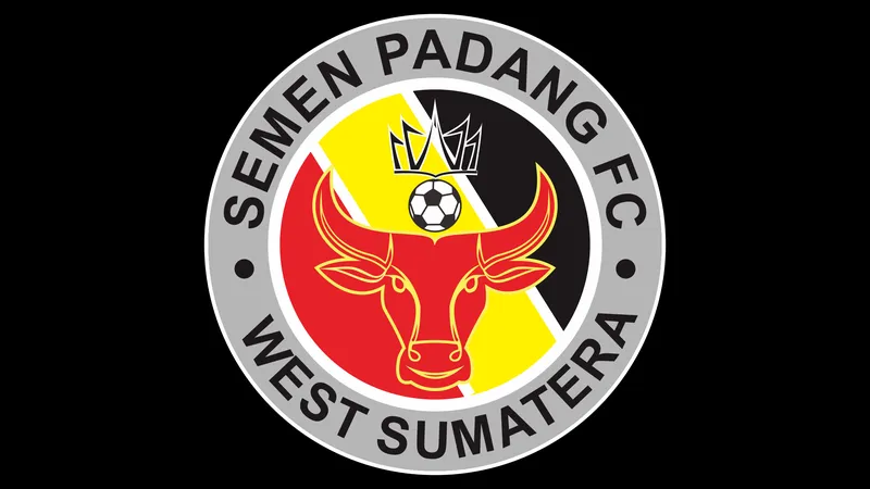 Cầu thủ Semen Padang và Madura United tranh chấp bóng trên sân Cầu thủ Semen Padang và Madura United tranh chấp bóng trên sân