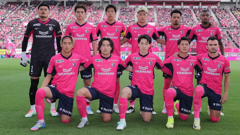 Cầu thủ Vissel Kobe và Cerezo Osaka tranh chấp trên sân cỏ Cầu thủ Vissel Kobe và Cerezo Osaka tranh chấp trên sân cỏ