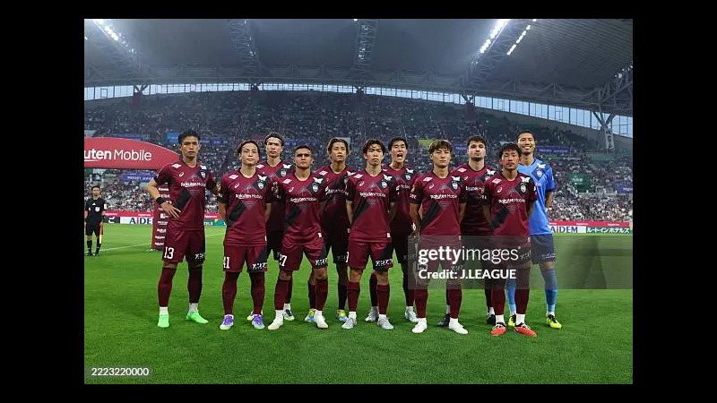 Cầu thủ Vissel Kobe và Cerezo Osaka tranh chấp bóng trước khán giả Cầu thủ Vissel Kobe và Cerezo Osaka tranh chấp bóng trước khán giả