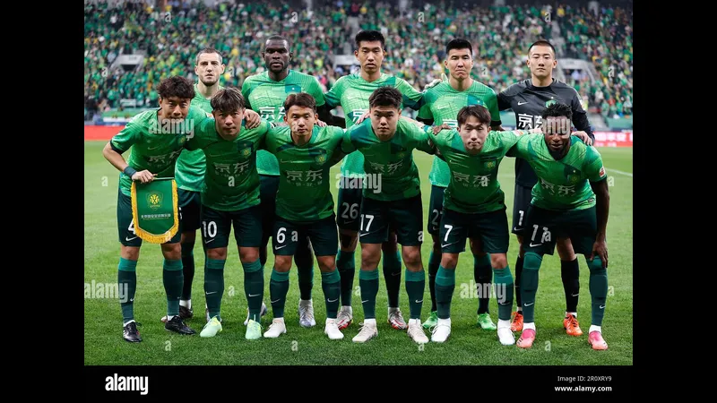Cầu thủ Zhejiang Professional chạy nhanh với bóng trước sự áp sát của đối thủ Beijing Guoan Cầu thủ Zhejiang Professional chạy nhanh với bóng trước sự áp sát của đối thủ Beijing…