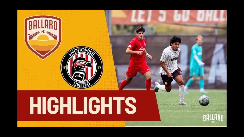 Cầu thủ của Ballard và Snohomish United đang tranh chấp quả bóng