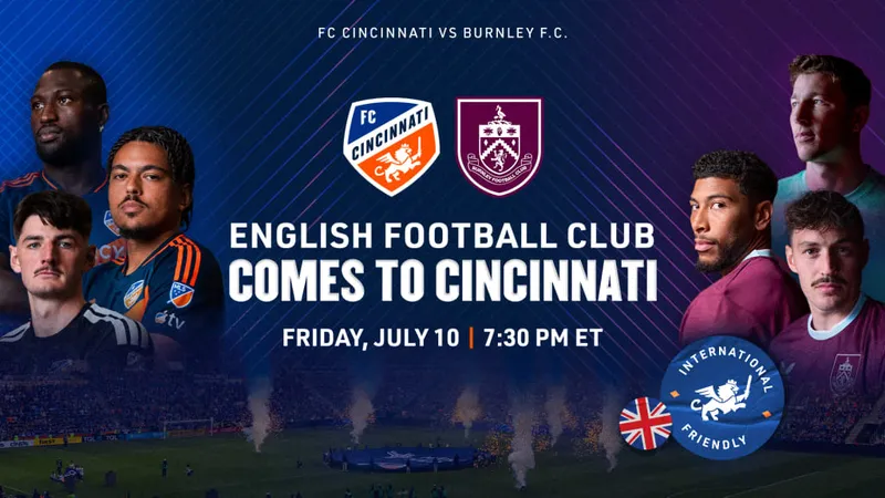Cầu thủ Cincinnati và Burnley tranh chấp bóng trên sân cỏ