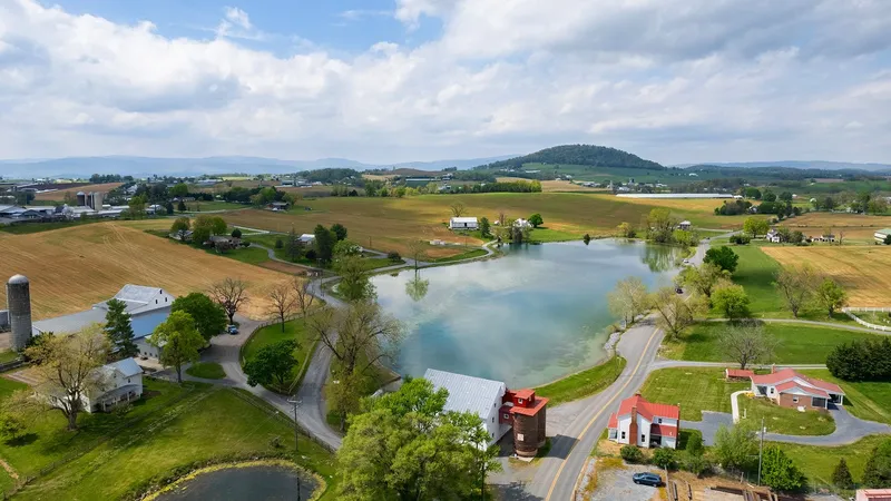Cầu thủ Dayton và West Virginia tranh chấp quả bóng trên sân cỏ Cầu thủ Dayton và West Virginia tranh chấp quả bóng trên sân cỏ