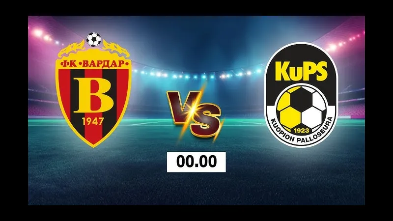 Cầu thủ KuPS và Vardar tranh chấp quả bóng trên sân cỏ