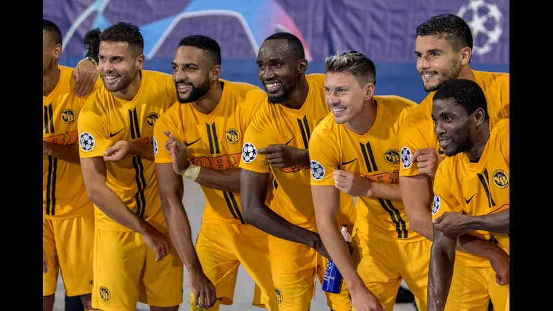Cầu thủ Young Boys tung cú sút mạnh vào lưới Plzen