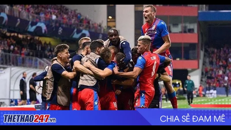 Cầu thủ Plzen và Young Boys đua tranh quả bóng trên sân cỏ
