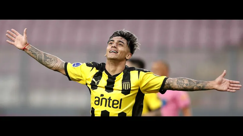 Cầu thủ Racing Montevideo và Penarol đấu tranh gay gắt trên sân