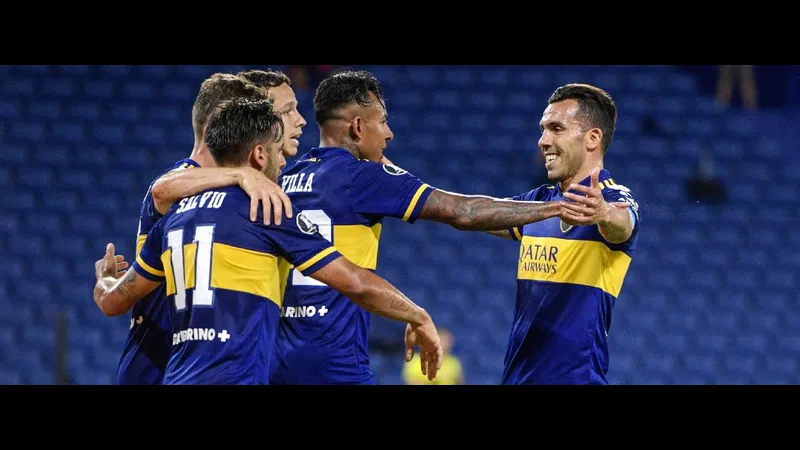 Hai cầu thủ Racing Montevideo và Penarol tranh chấp quả bóng trên sân