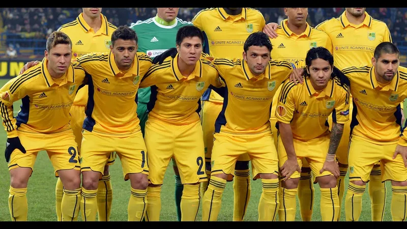 Cầu thủ Salzburg và Kharkiv đấu tranh gay gắt trên sân Cầu thủ Salzburg và Kharkiv đấu tranh gay gắt trên sân