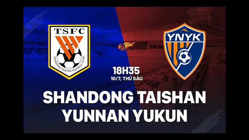 Cầu thủ Shandong Taishan và Yunnan Yukun tranh chấp bóng trên sân cỏ
